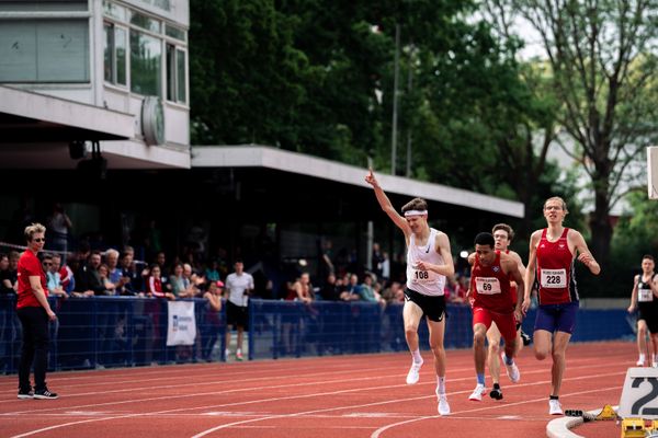 Tom Schroeder (LG Wedel-Pinneberg), Christian Amanuel-Tekeste (Hamburger SV), Philipp Tabert (VfL Eintracht Hannover) beim Zieleinlauf nach 800m am 14.05.2022 beim Nationalen Leichtathletik-Meeting im Erika-Fisch-Stadion in Hannover